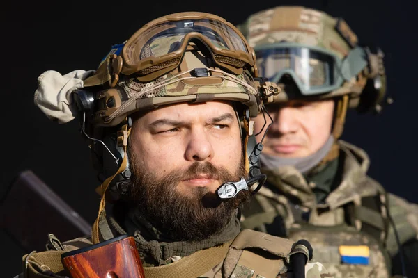 KYIV, UKRAINE - 26 Şubat 2022 Rusya 'nın Ukrayna' ya karşı savaşı. Kyiv şehrini savunma taburunun savaşçıları.