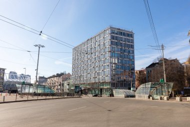 KYIV, UKRAINE - 27 Şubat 2022 Rusya 'nın Ukrayna' ya karşı savaşı. Savaş zamanı Kyiv 'in boş sokakları