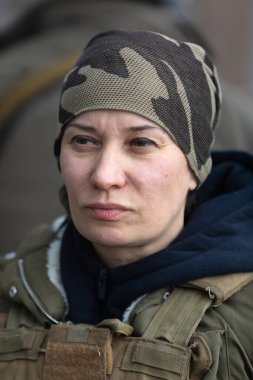 KYIV, UKRAINE - 25 Şubat 2022 Rusya 'nın Ukrayna' ya karşı savaşı. Kyiv şehrini savunma taburunun savaşçıları.