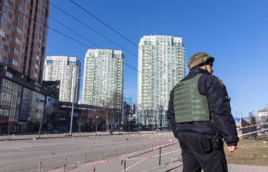 KYIV, UKRAINE - 26 Şubat 2022 Rusya 'nın Ukrayna' ya karşı savaşı. Savaş zamanı Kyiv sokakları