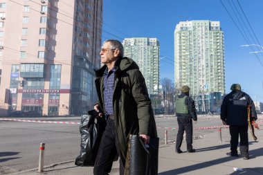 KYIV, UKRAINE - 26 Şubat 2022 Rusya 'nın Ukrayna' ya karşı savaşı. Savaş zamanı Kyiv sokakları