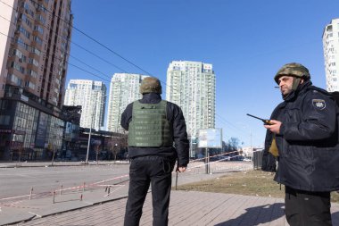 KYIV, UKRAINE - 26 Şubat 2022 Rusya 'nın Ukrayna' ya karşı savaşı. Savaş zamanı Kyiv sokakları