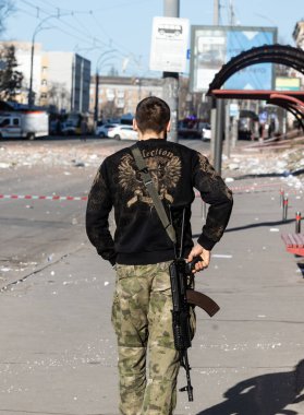 KYIV, UKRAINE - 25 Şubat 2022 Rusya 'nın Ukrayna' ya karşı savaşı. Kyiv şehrini savunma taburunun savaşçıları.