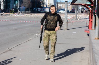 KYIV, UKRAINE - 25 Şubat 2022 Rusya 'nın Ukrayna' ya karşı savaşı. Kyiv şehrini savunma taburunun savaşçıları.