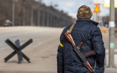 KYIV, UKRAINE - 27 Şubat 2022 Rusya 'nın Ukrayna' ya karşı savaşı. Kyiv şehrini savunma taburunun savaşçıları.