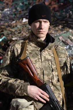 KYIV, UKRAINE - 27 Şubat 2022 Rusya 'nın Ukrayna' ya karşı savaşı. Kyiv şehrini savunma taburunun savaşçıları.
