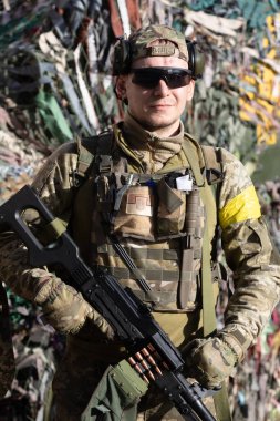 KYIV, UKRAINE - 27 Şubat 2022 Rusya 'nın Ukrayna' ya karşı savaşı. Kyiv şehrini savunma taburunun savaşçıları.
