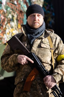 KYIV, UKRAINE - 27 Şubat 2022 Rusya 'nın Ukrayna' ya karşı savaşı. Kyiv şehrini savunma taburunun savaşçıları.