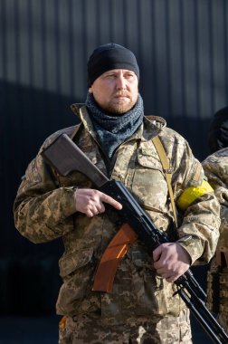 KYIV, UKRAINE - 27 Şubat 2022 Rusya 'nın Ukrayna' ya karşı savaşı. Kyiv şehrini savunma taburunun savaşçıları.