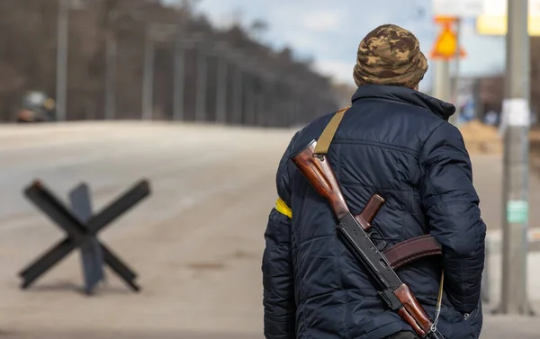 KYIV, UKRAINE - 27 Şubat 2022 Rusya 'nın Ukrayna' ya karşı savaşı. Kyiv şehrini savunma taburunun savaşçıları.