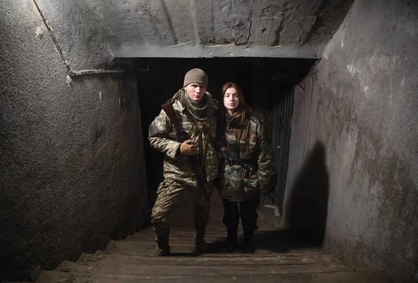 KYIV, UKRAINE - 27 Şubat 2022: Rusya 'nın ilk gününde evlenen iki genç Ukrayna' ya saldırdı ve bunun yerine balayı hemen Kyiv bölge savunmasına katıldı