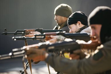KYIV, UKRAINE - 28 Şubat 2022 Rusya 'nın Ukrayna' ya karşı savaşı. Kyiv bölge savunması. Bölgesel savunma birimlerine çok sayıda sivil katıldı.