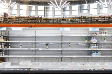 KYIV, UKRAINE - 28 Şubat 2022 Rusya 'nın Ukrayna' ya karşı savaşı. Kiev marketlerindeki boş raflar