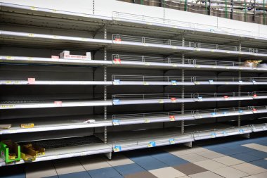 KYIV, UKRAINE - 28 Şubat 2022 Rusya 'nın Ukrayna' ya karşı savaşı. Kiev marketlerindeki boş raflar