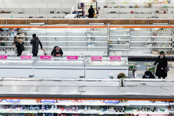 KYIV, UKRAINE - 28 Şubat 2022 Rusya 'nın Ukrayna' ya karşı savaşı. Kiev marketlerindeki boş raflar