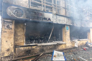 KYIV, UKRAINE - Mar. 02, 2022: Ukrayna 'ya karşı Rusya Savaşı. Ukrayna 'nın başkenti Kyiv' de meydana gelen bir roket saldırısı sonucu hasar gören sivil bir spor salonu ve spor malzemeleri mağazasının görüntüsü