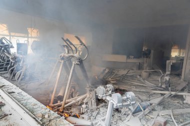 KYIV, UKRAINE - Mar. 02, 2022: Ukrayna 'ya karşı Rusya Savaşı. Ukrayna 'nın başkenti Kyiv' de meydana gelen bir roket saldırısı sonucu hasar gören sivil bir spor salonu ve spor malzemeleri mağazasının görüntüsü