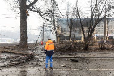 KYIV, UKRAINE - Mar. 02, 2022: Ukrayna 'ya karşı Rusya Savaşı. Ukrayna 'nın başkenti Kyiv' de meydana gelen bir roket saldırısı sonucu hasar gören sivil bir spor salonu ve spor malzemeleri mağazasının görüntüsü