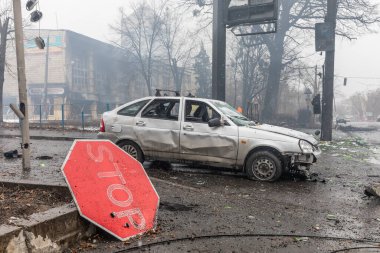 KYIV, UKRAINE - Mar. 02, 2022: Ukrayna 'ya karşı Rusya Savaşı. Rus faşistlerin roket saldırısından sonra Kyiv sokakları. Kaos ve bozuk araba.