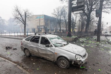 KYIV, UKRAINE - Mar. 02, 2022: Ukrayna 'ya karşı Rusya Savaşı. Rus faşistlerin roket saldırısından sonra Kyiv sokakları. Kaos ve bozuk araba.