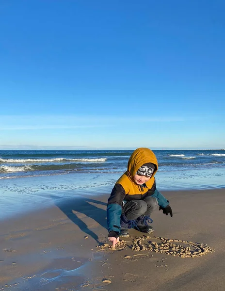 Ευτυχισμένος Τρόπος Ζωής Ένα Μικρό Αγόρι Περπατά Μια Ηλιόλουστη Κρύα — Φωτογραφία Αρχείου