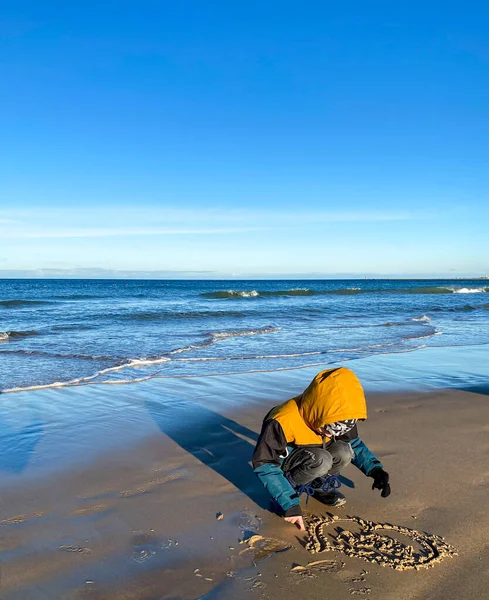 幸せな生活を 海岸沿いの晴れた日に小さな男の子が歩いている — ストック写真