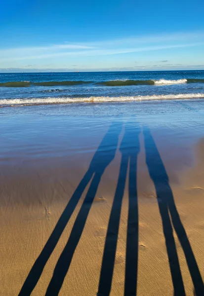 Свет Тени Морском Побережье Тень Трех Человек Морском Пляже Мирный — стоковое фото
