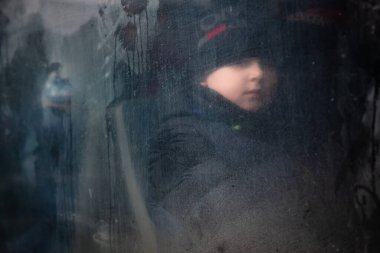 KYIV, UKRAINE - Mar. 03, 2022: Ukrayna 'ya karşı Rusya Savaşı. Irpen kasabasından tahliye edilen siviller Kyiv bölge savunma taburu tarafından Kyiv 'e nakledildi. Ukrayna 'daki savaş mültecileri