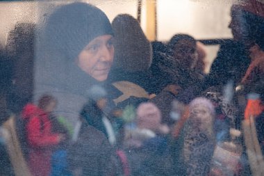KYIV, UKRAINE - Mar. 03, 2022: Ukrayna 'ya karşı Rusya Savaşı. Irpen kasabasından tahliye edilen siviller Kyiv bölge savunma taburu tarafından Kyiv 'e nakledildi. Ukrayna 'daki savaş mültecileri