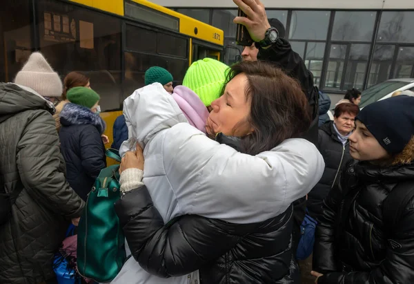 Kyiv Ukraine 2022年3月3日 ロシアとウクライナの戦争 イルペンから避難した民間人はキエフの領土防衛大隊によってキエフに移された ウクライナの戦争難民 — ストック写真