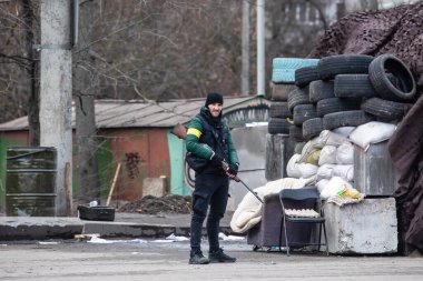KYIV, UKRAINE - Mar. 04, 2022: Ukrayna 'ya karşı Rusya Savaşı. Kyiv 'in kontrol noktasındaki Kyiv bölge savunmasının bir üyesi