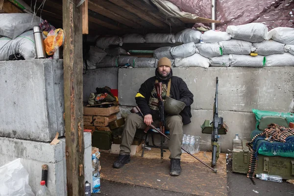 Kyiv Ukraine 2022年4月4日 ロシアとウクライナの戦争 キエフのチェックポイントの一つでキエフの領土防衛のメンバー — ストック写真