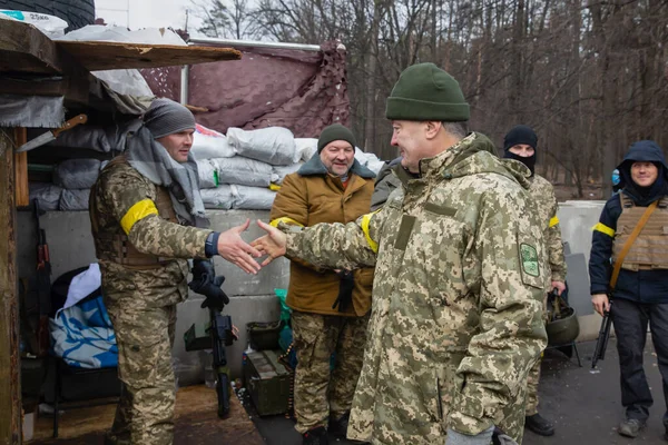 Kyiv Ukraine 2022年4月4日 ロシアとウクライナの戦争 キエフ領土防衛のチェックポイントでウクライナの第5代大統領ペトロPoroshenko — ストック写真