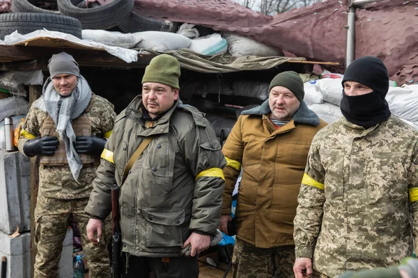 Kyiv Ukraine 2022年4月4日 ロシアとウクライナの戦争 キエフのチェックポイントの一つでキエフの領土防衛のメンバー — ストック写真