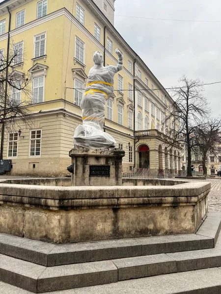 Lviv Ukraine 2022年2月2日 ウクライナ戦争 リヴィウでは 歴史的価値のある建造物や建造物が砲撃の可能性に備えて準備されている 彫刻は保護フィルムで覆われています — ストック写真