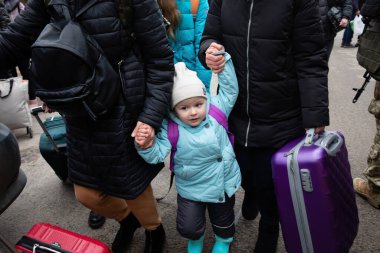 KYIV, UKRAINE - Mar. 05, 2022: Rusya 'nın Ukrayna' ya karşı savaşı. Irpen kasabasından tahliye edilen kadınlar, yaşlılar ve çocuklar Kyiv savunma taburu tarafından Kyiv 'e nakledildi. Ukrayna 'daki savaş mültecileri