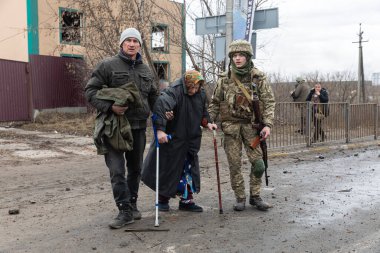 KYIV, UKRAINE - Mar. 05, 2022: Rusya 'nın Ukrayna' ya karşı savaşı. Irpen kasabasından tahliye edilen kadınlar, yaşlılar ve çocuklar Kyiv savunma taburu tarafından Kyiv 'e nakledildi. Ukrayna 'daki savaş mültecileri