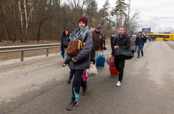 Kyiv Ukrajina Březen 2022 Válka Ruska Proti Ukrajině Ženy Staří — Stock fotografie