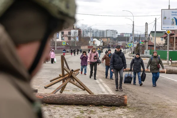 Kyiv Ukrajina Březen 2022 Válka Ruska Proti Ukrajině Ženy Staří — Stock fotografie