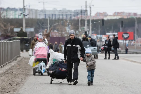 Kyiv Ukraine Mar 2022年 俄罗斯对乌克兰的战争 从Irpen镇撤离的妇女 老人和儿童被Kyiv地区防卫营转移到Kyiv 乌克兰境内的战争难民 — 图库照片