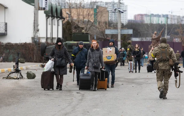 Kyiv Ukraine Mar 2022年 俄罗斯对乌克兰的战争 从Irpen镇撤离的妇女 老人和儿童被Kyiv地区防卫营转移到Kyiv 乌克兰境内的战争难民 — 图库照片