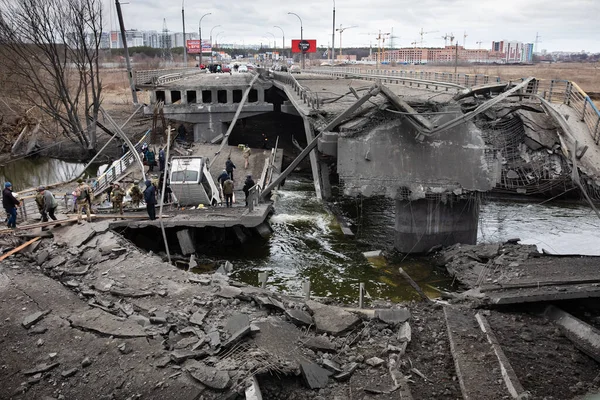 Irpin Ukraine Marmar 2022 Війна Україні Люди Перетинають Зруйнований Міст — стокове фото