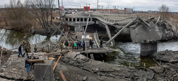 Ирпин Украина Март 2022 Война Украине Люди Переходят Разрушенный Мост — стоковое фото