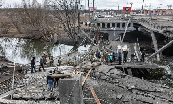 Irpin Ucrania Mar 2022 Guerra Ucrania Gente Cruza Puente Destruido — Foto de Stock