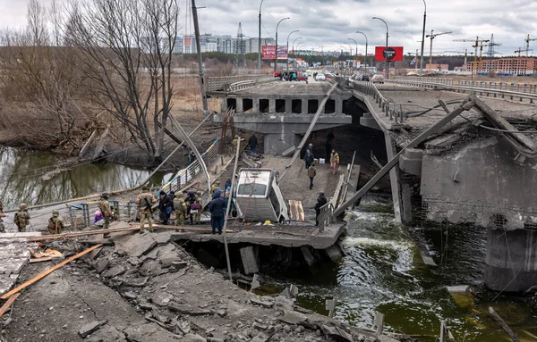 Irpin Ucraina Mar 2022 Guerra Ucraina Persone Attraversano Ponte Distrutto — Foto Stock