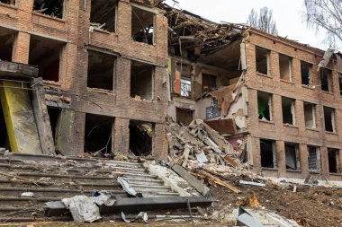 VASYLKIV, UKRAINE - Mar. 07, 2022: Ukrayna 'da savaş. Rus roket saldırısı sonucu Lyceum binası tamamen tahrip oldu..