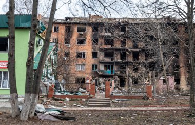 VASYLKIV, UKRAINE - Mar. 07, 2022: Ukrayna 'da savaş. Rus roket saldırısı sonucu bina tamamen yıkıldı..
