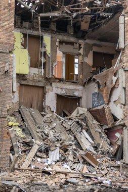 VASYLKIV, UKRAINE - Mar. 07, 2022: Ukrayna 'da savaş. Rus roket saldırısı sonucu Lyceum binası tamamen tahrip oldu..