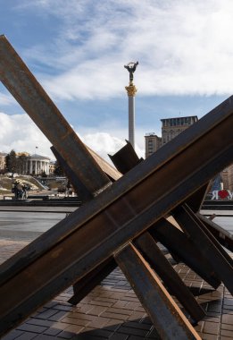 KYIV, UKRAINE - Mar. 08, 2022: Ukrayna 'ya karşı Rusya Savaşı. Bağımsızlık Meydanı ve Khreshchatyk Caddesi 'ndeki Ukrayna başkentinin merkezinde tanksavar kirpileri