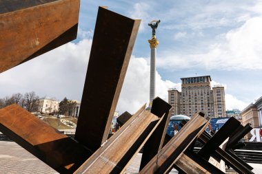 KYIV, UKRAINE - Mar. 08, 2022: Ukrayna 'ya karşı Rusya Savaşı. Bağımsızlık Meydanı ve Khreshchatyk Caddesi 'ndeki Ukrayna başkentinin merkezinde tanksavar kirpileri